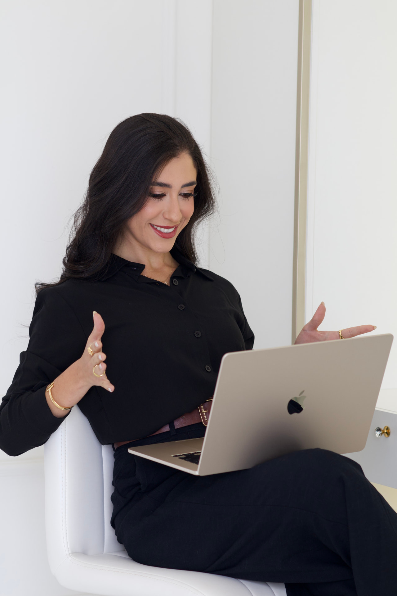 Teacher Lara Lucchetti em contexto de trabalho e comunicação
